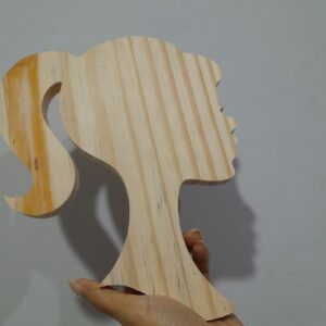 Tábua para petiscos na forma da Barbie em Pinus (Modelo 01)