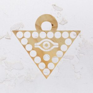Suporte para ovos na forma do Yugi Oh! em Pinus (Modelo 01)
