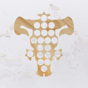 Suporte para ovos na forma do Black Clover em Pinus (Modelo 01)